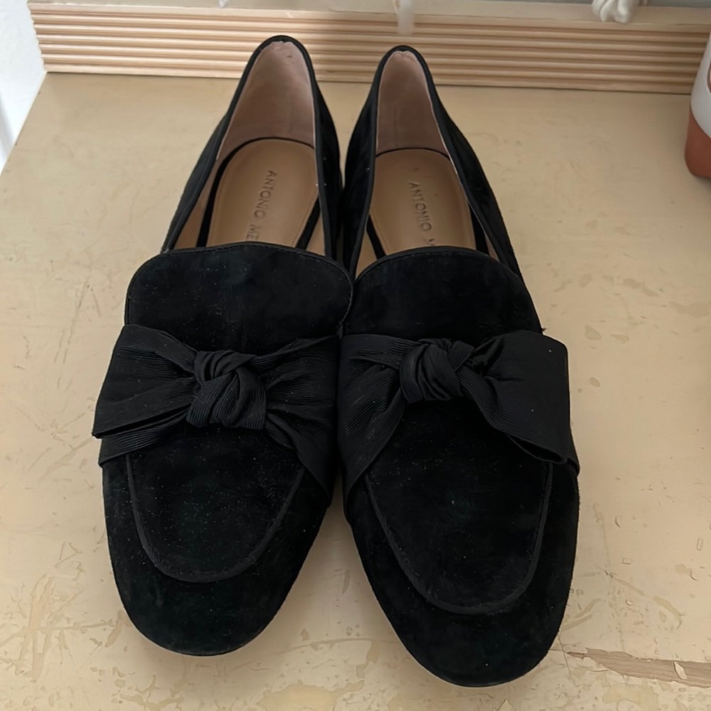 ‼️price dropped 50% then donating‼️Antonio Melani black velvet flat w bow. EUC